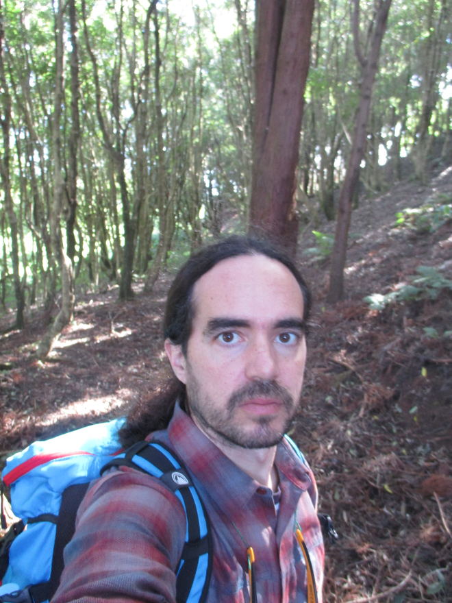 Nacho en un bosque de inciensos en la isla de Santa María