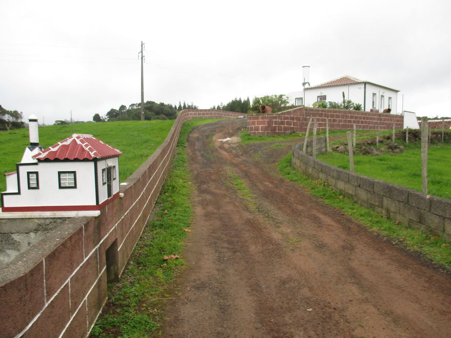 buzón con forma de casa en la isla de Santa María
