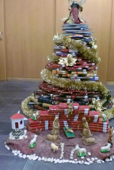 árbol de navidad en la biblioteca municipal de Horta