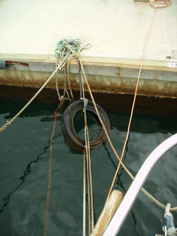 Como usar un neumático viejo como amortiguador en la amarra de un barco