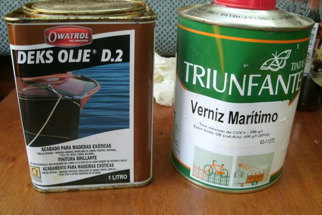 dos latas de barniz para barcos