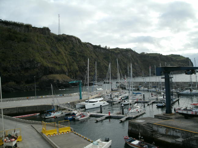 Xebec amarrado en Lajes de Flores 