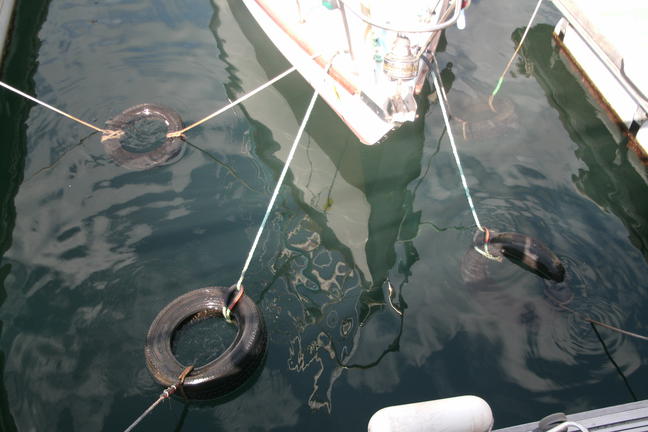 el barco Xebec amarrado con 4 neumáticos