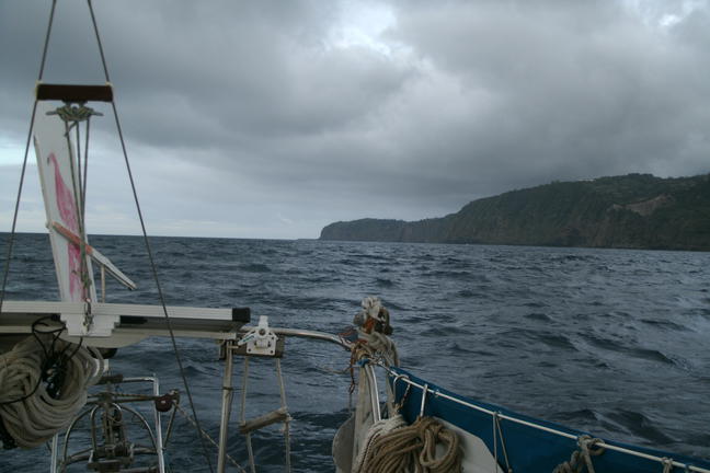 El puerto de Lajes das Flores quedando atrás