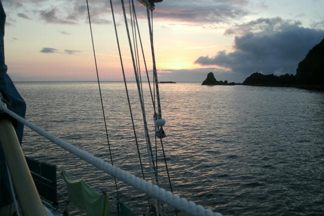 Amanecer en el puerto de san pedro de santa cruz das Flores