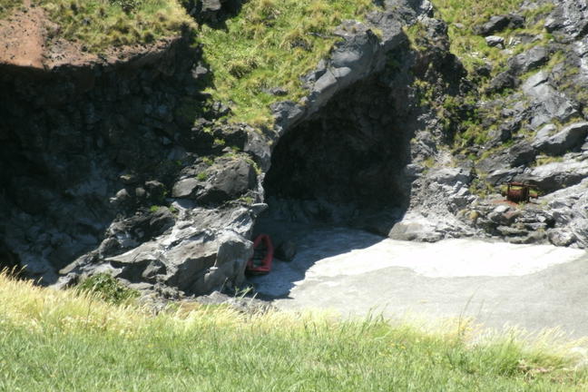 cueva para dejar los botes auxiliares en el puerto de San Pedro de Santa Cruz das Flores