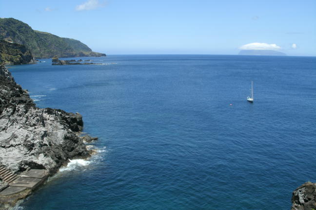 Xebec fondeado en el puerto de San Pedro de Santa Cruz das Flores