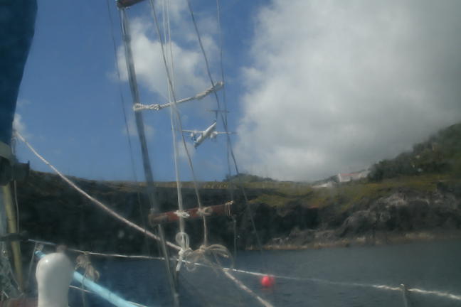 avión aterrizando en la isla de las Flores