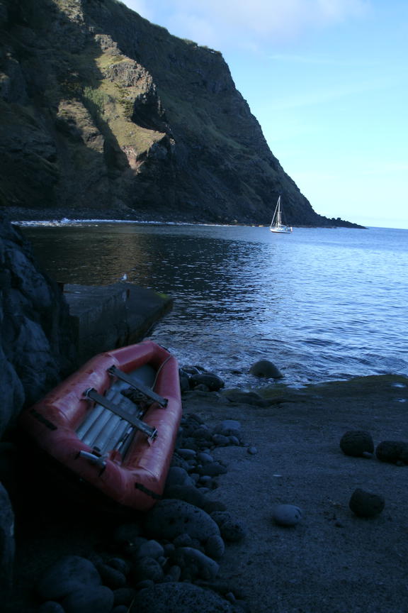 Xebec fondeado en la isla del Cuervo