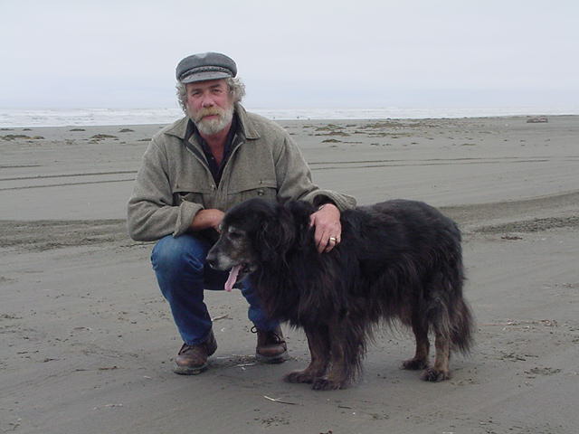 George Buehler y su perro Teddy en la playa