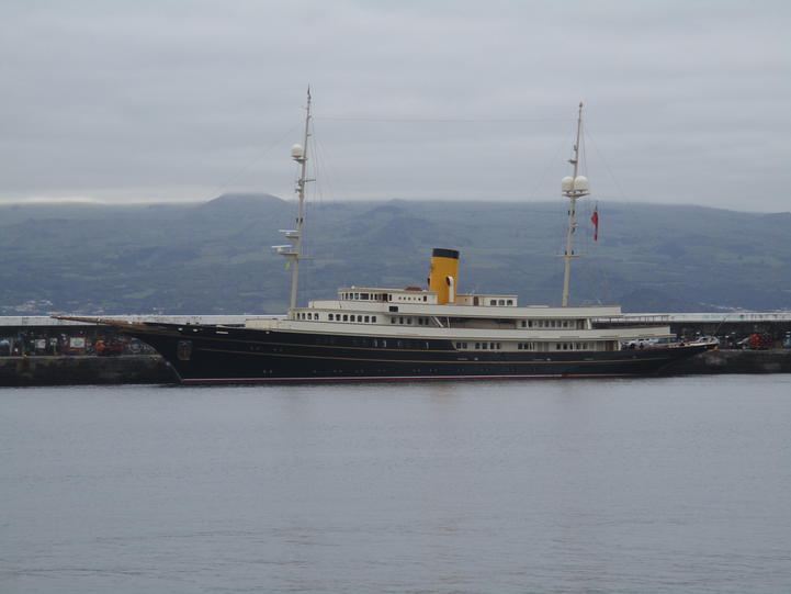 Super yate clásico en Faial