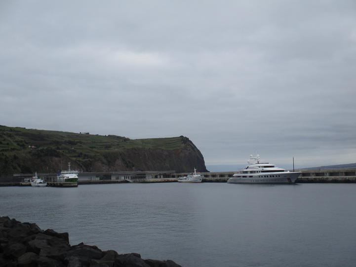 Mega yate en terminal de ferry de Horta - Faial