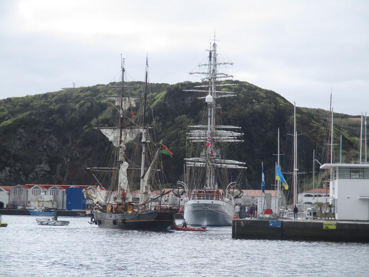 El mercante clásico Tres hombres llegando a Horta