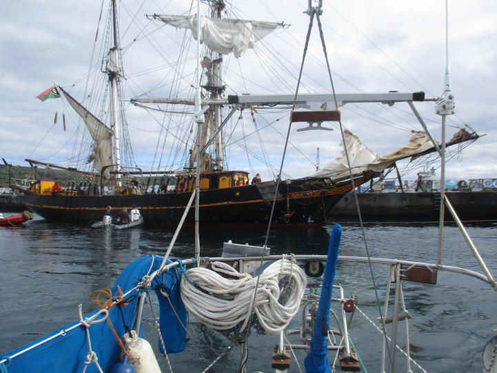 El mercante a vela Tres Hombres amarrado al lado de Xebec