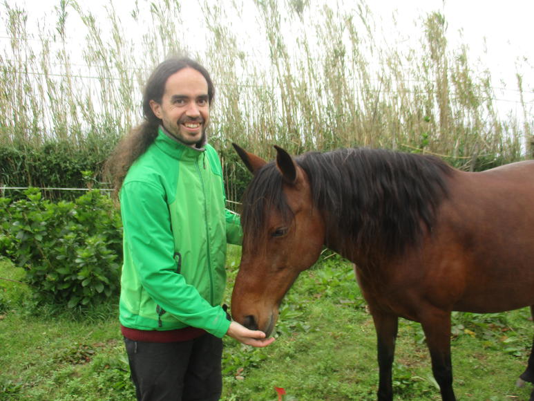 Nacho con un caballo faialense