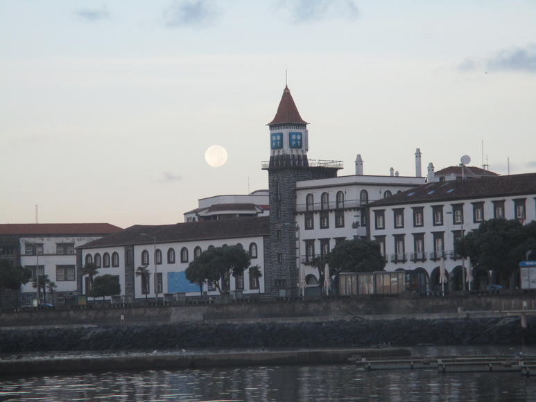 Luna llena en Ponta Delgada