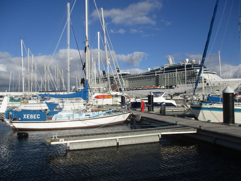 Crucero Eclipse amarrado en Ponta Delgada