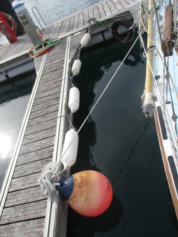 Pantalán con defensas amarradas a él en vez de al barco