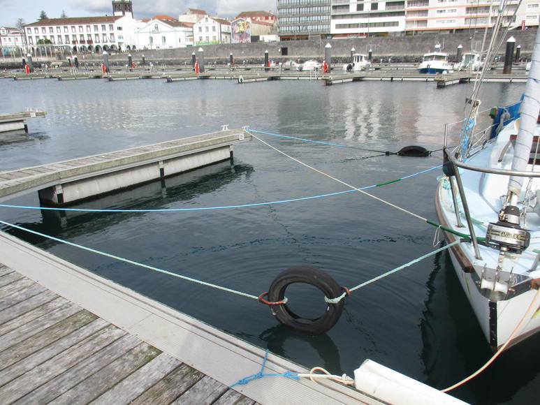 barco amarrado a dos fingers simultáneamente en el puerto de Ponta Delgada