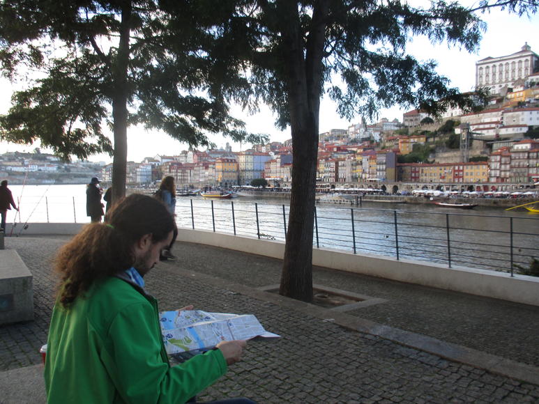 Nacho buscando su camino en el mapa de Oporto