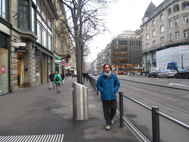 Nacho paseando por la calle de la estación central de Zurich