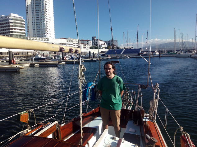 Nacho saliendo de la marina de Ponta Delgada a bordo de Xebec