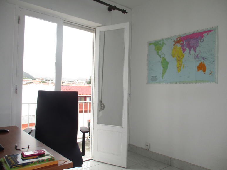 Mapa mundi en la pared de la oficina de Nacho en Ponta Delgada