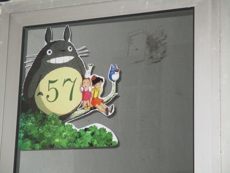 Totoro en edificio de Ponta Delgada