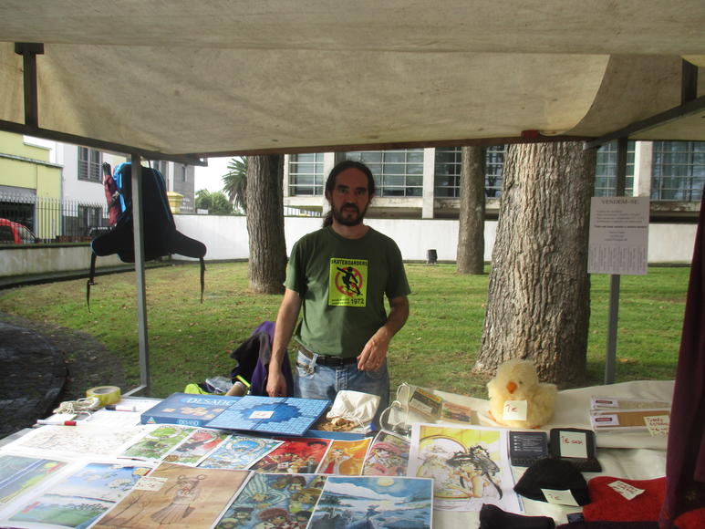 Nacho liquidando su apartamento en la Feria de las Traquitanas de Ponta Delgada