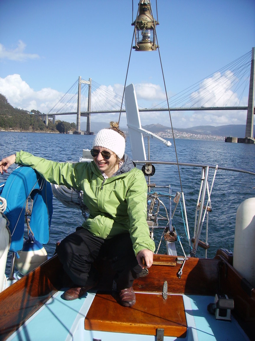 De camino a Baiona pasando bajo el puente de Rande