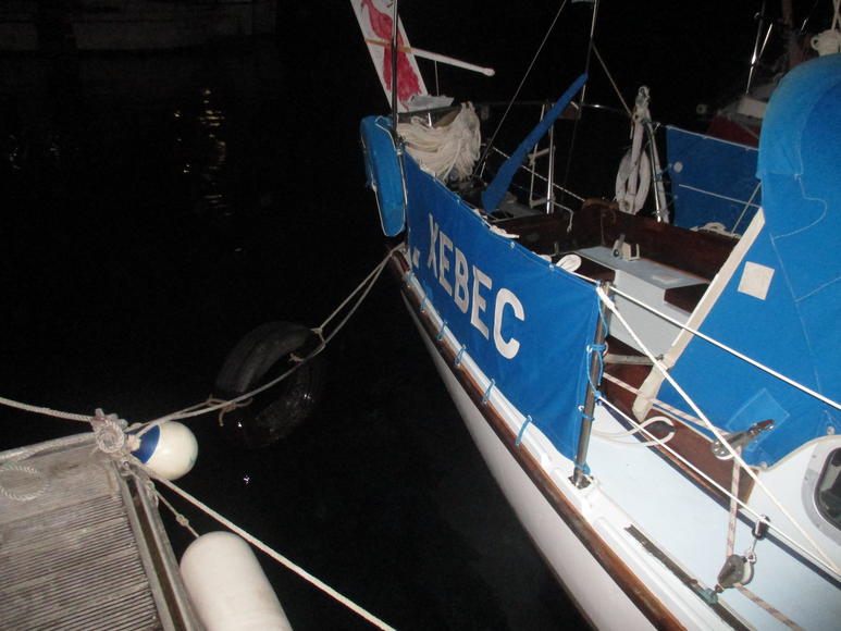 Amarras con neumáticos en la popa para pasar huracán en el puerto de Horta