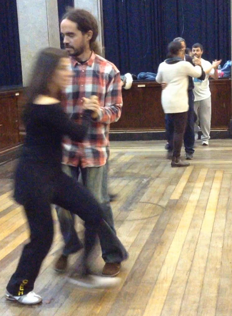 Nacho bailando con su profesora