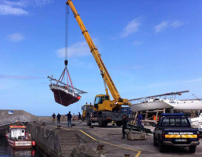 botadura del barco Xebec con grúa telescópica