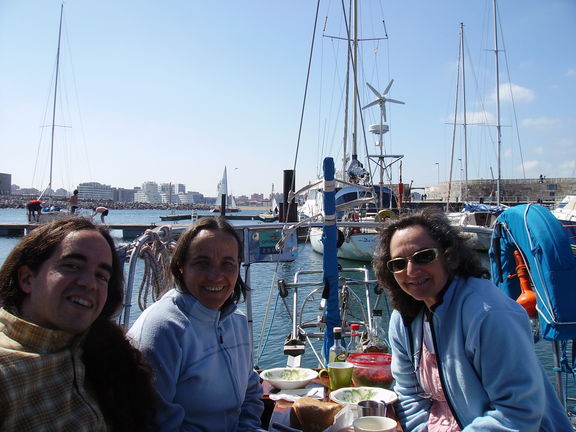 Comiendo en la bañera del barco con mi madre y Elena