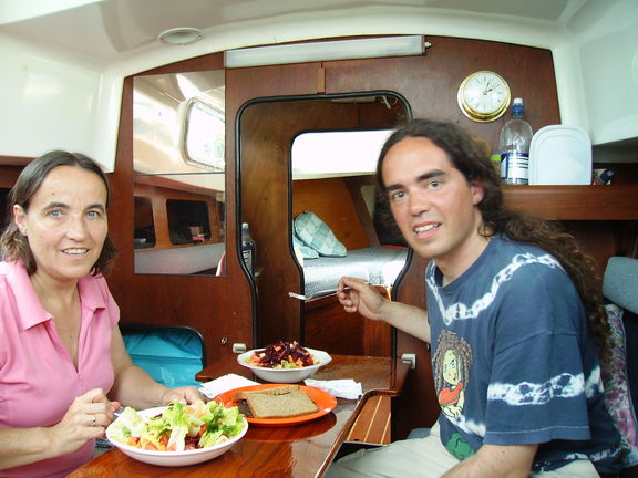 Comiendo en el salón del barco