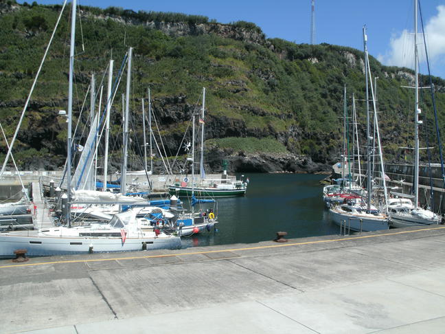 Yatistas aparcados en doble fila en el puerto deportivo de la isla de las Flores