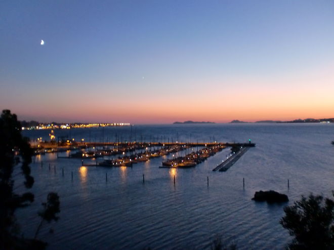 El puerto de Teis visto desde el monte de la Guía