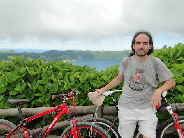 Nacho con su bici en Sete Cidades