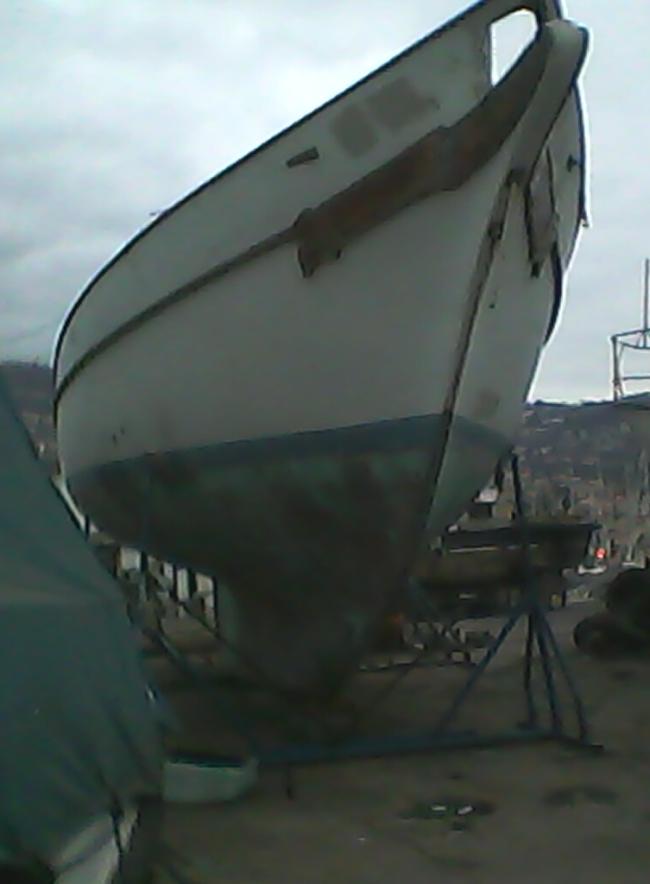 Barco de acero abandonado en un varadero
