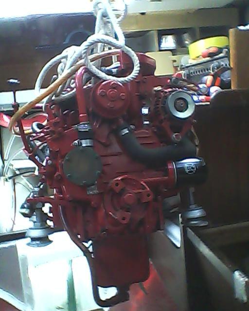 Motor Beta Marine Kubota siendo instalado en un barco con unas poleas y polipastos