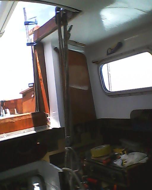 Poleas y polipastos para mover motor en barco de vela