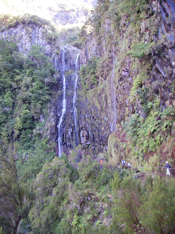 Impresionante cascada en una levada de Madeira