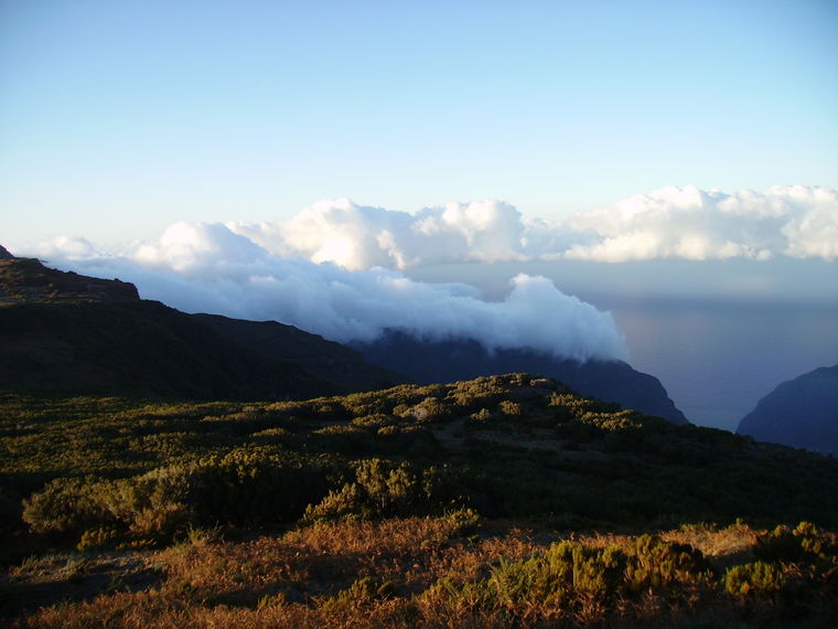 En la planicie de Madeira, por encima de las nubes