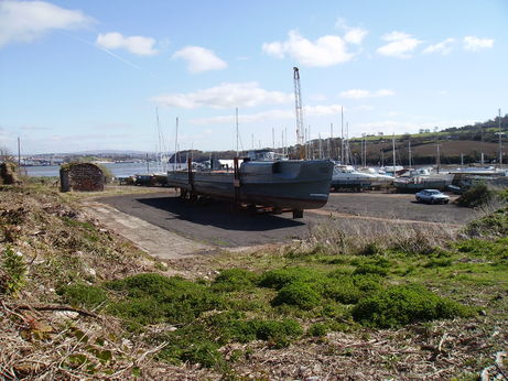 Un barco torpedo alemán esperando que le restauren