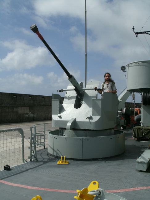 Nacho el marinero en la torreta antiaérea de la corveta João Roby