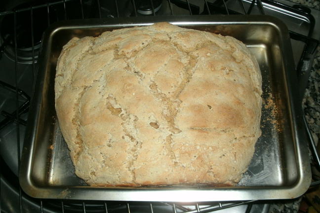 Pan de trigo, centeno y maíz recién horneado