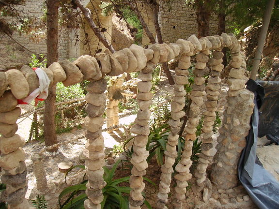 Arte con piedras y varillas de encofrar