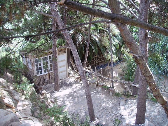 Casa hecha con varillas de encofrar y piedras del monte