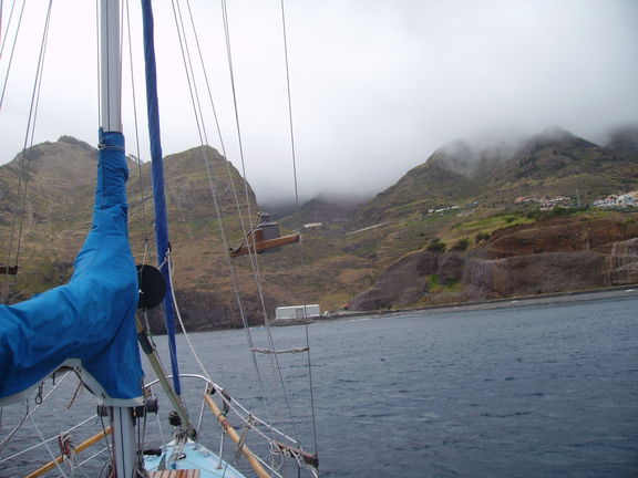 Xebec fondeado en Caniçal, Madeira