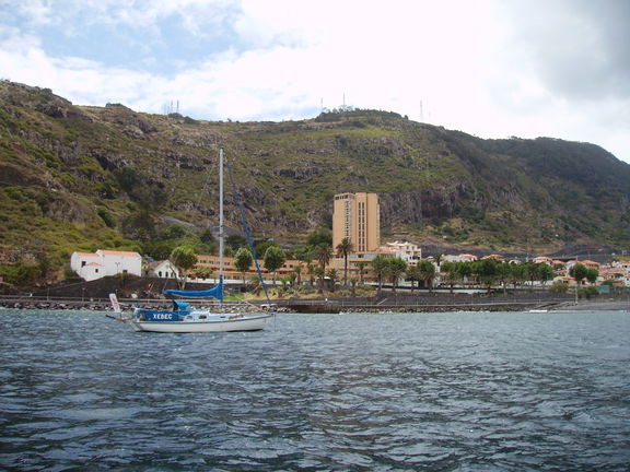 Xebec fondeado en Machico, Madeira